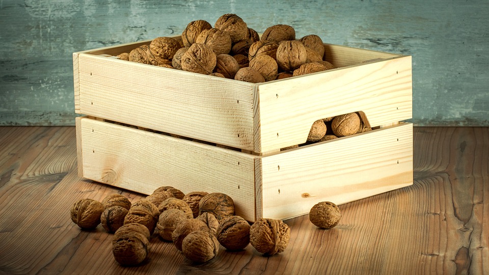 Орехи в деревянном ящике