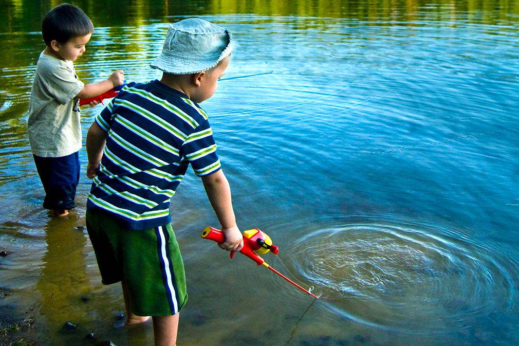 Дети ловят щуку в озере