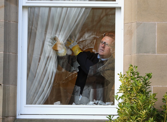 мужчина собирается чинить окно