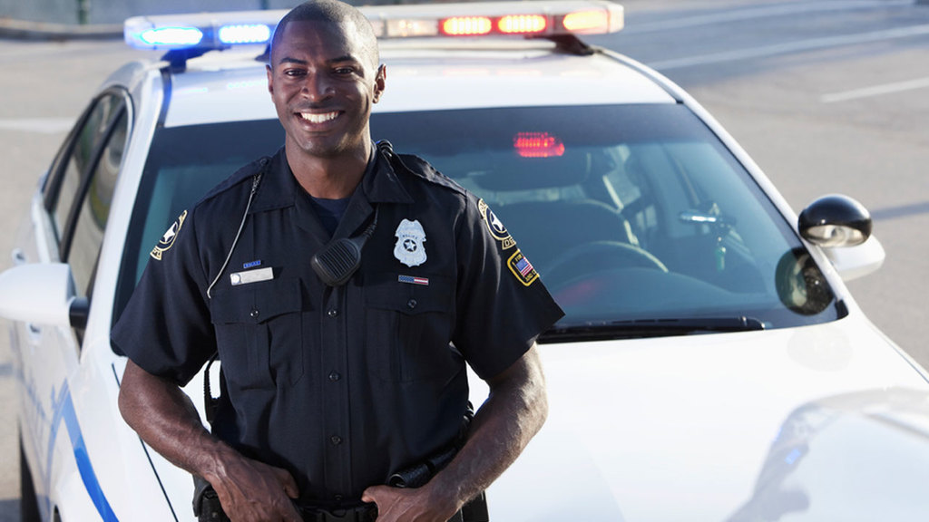 чернокожий полицейский