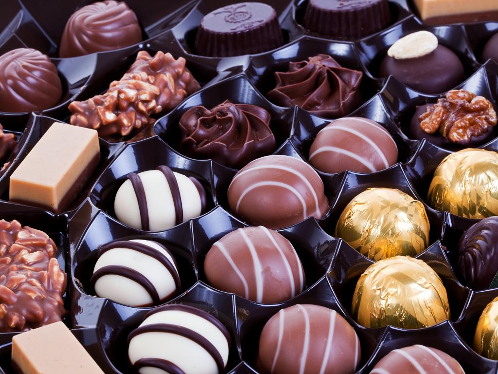 Шоколадные конфеты в коробке.