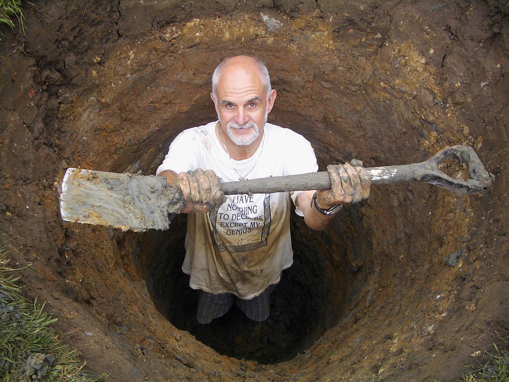 Мужчина выкопал глубокую яму