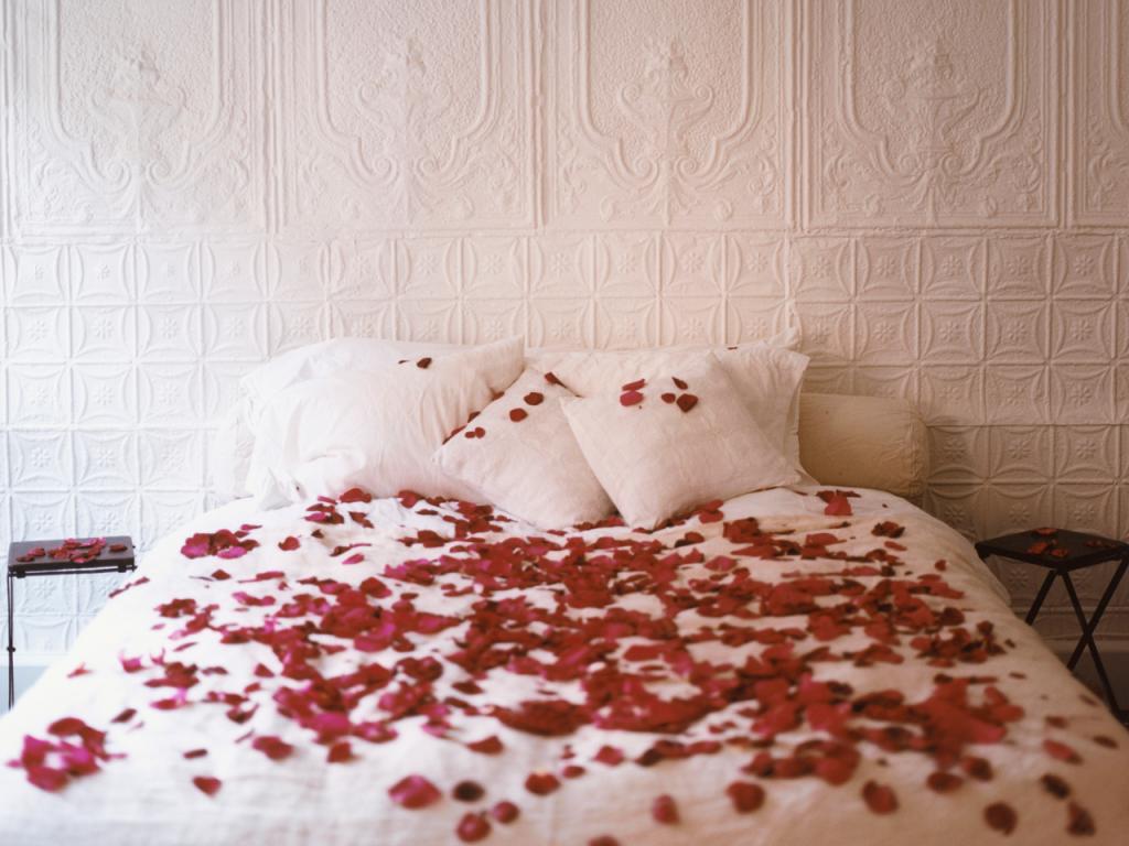 кровать с лепестками роз