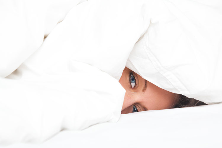 прятаться под одеялом