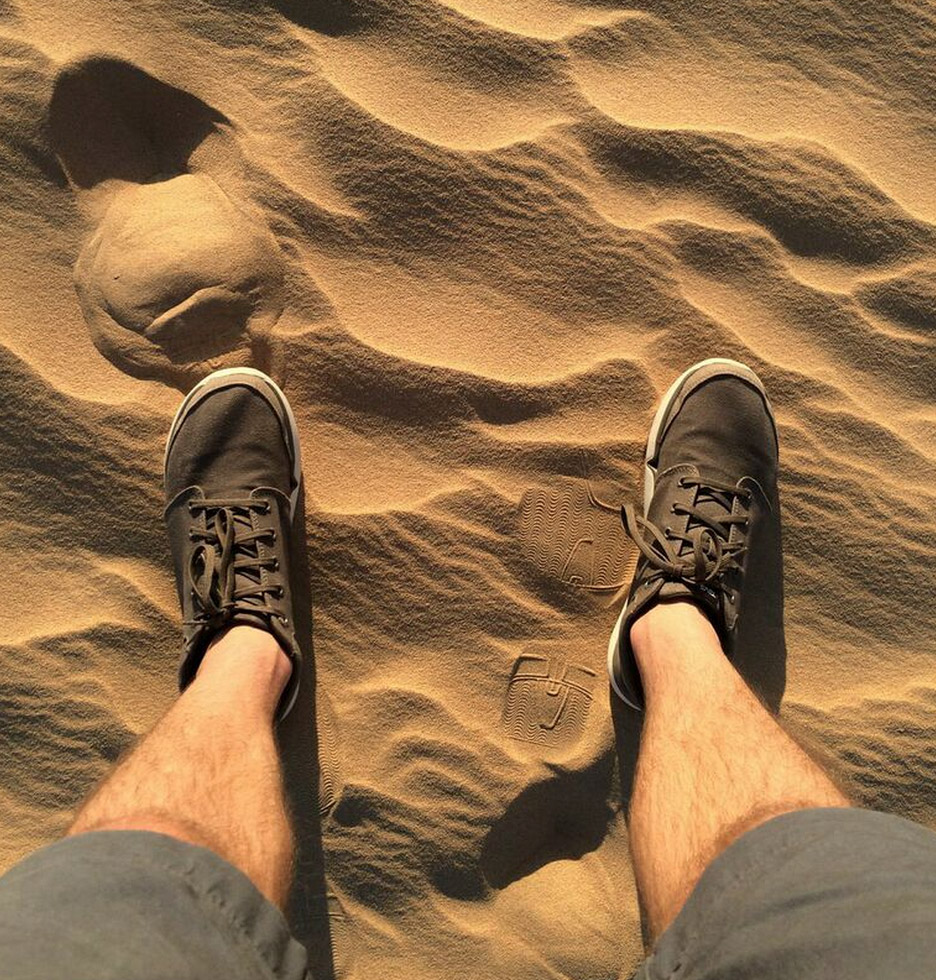 человек стоит на песке