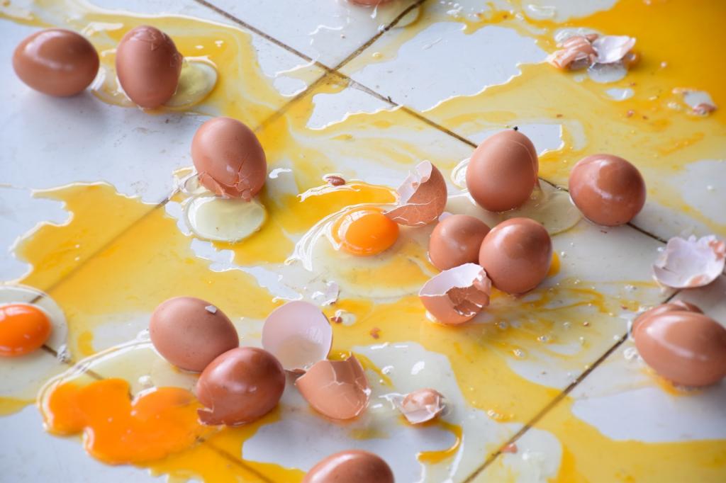 разбитые яйца лежат на полу