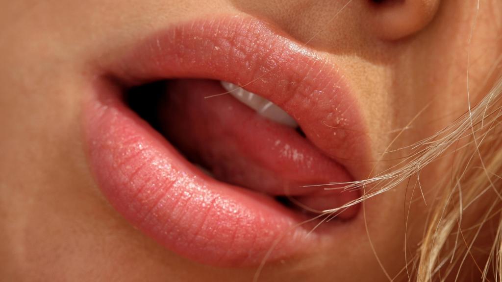 Сексуальные губы красивой девушки.