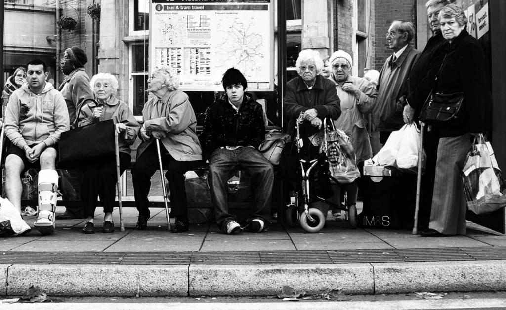 люди ждут автобус