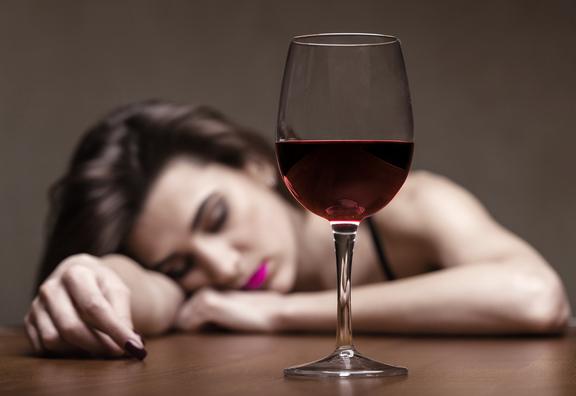 Бокал вина и спящая женщина