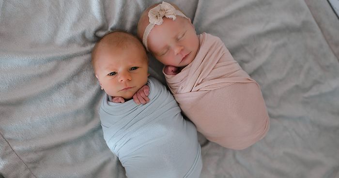 Новорожденная двойня