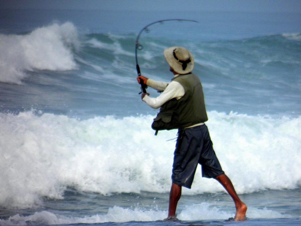 мужчина рыбачит в море
