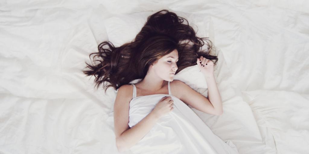 Девушка спит в постели