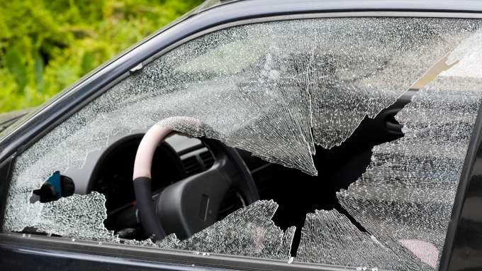 разбитое стекло в машине